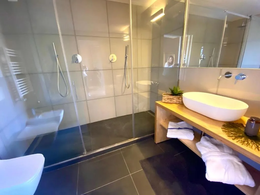 Camera Matrimoniale Deluxe (2 Adulti + 1 Bambino) — La casina rossa Affittacamere