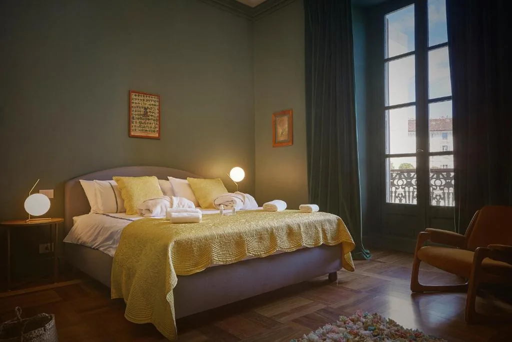 Deluxe Double Room (2 Adults + 1 Child) — Look To Viphouse