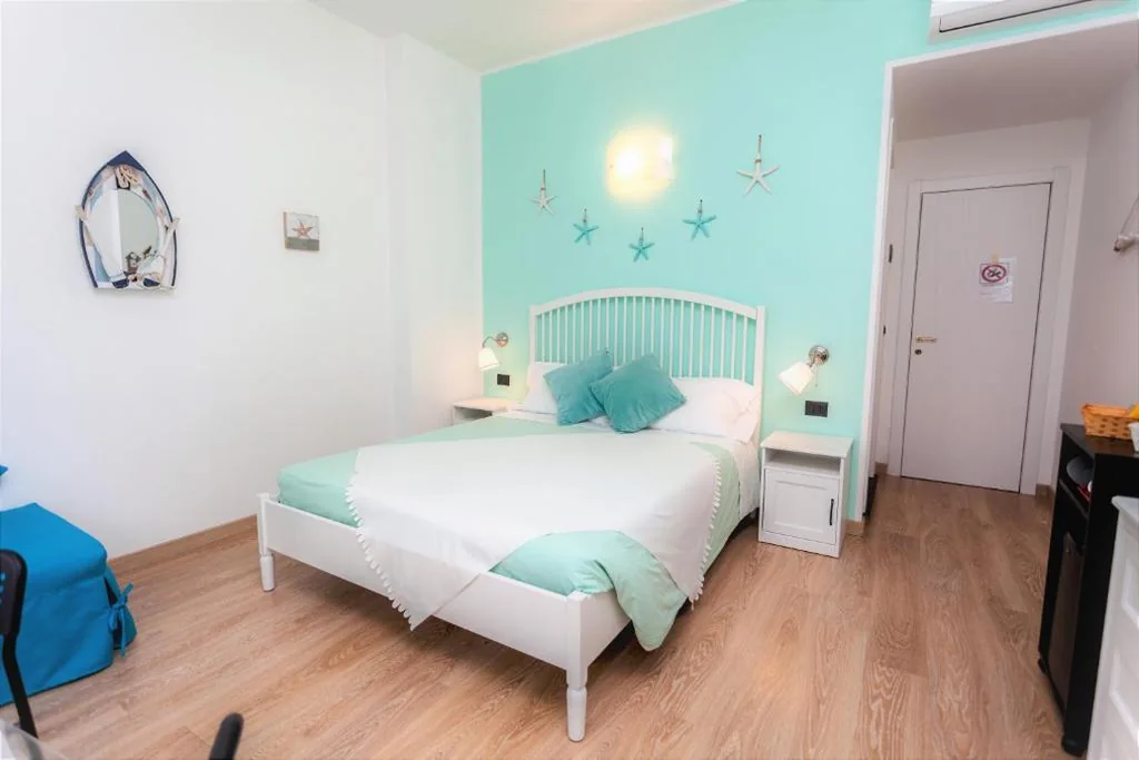 Camera Matrimoniale Deluxe (2 Adulti + 1 Bambino) — Stella Marina