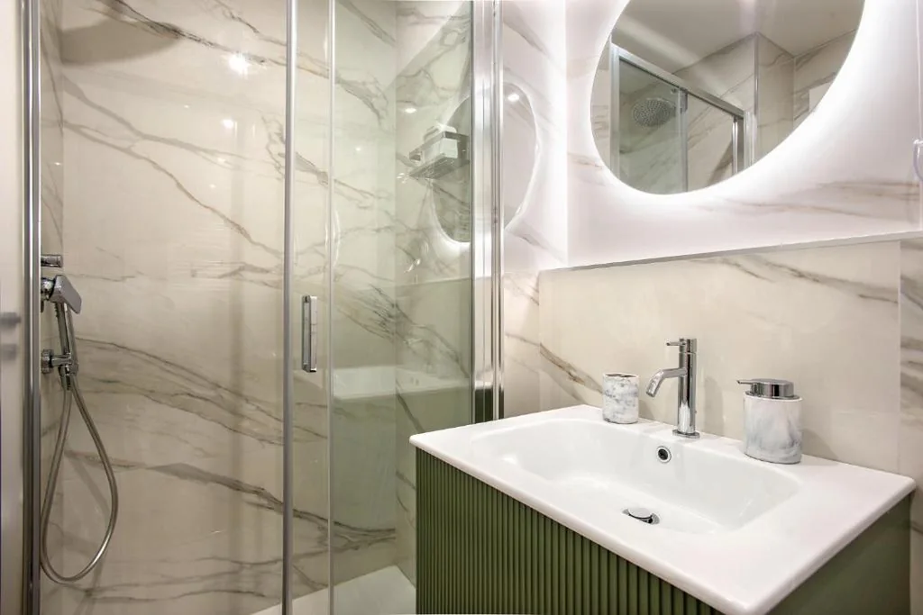 Deluxe Double Room (2 Adults + 1 Child) — Venus Allbnb