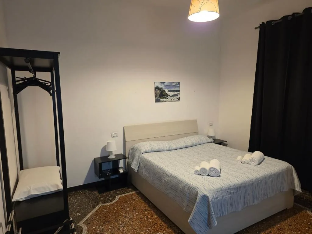 Camera Matrimoniale Deluxe — Affittacamere House LeoMar di Sara – Gaslini