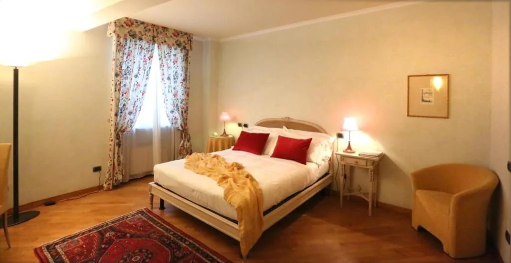 Camera Matrimoniale Deluxe — Albergo Castiglione Langhe