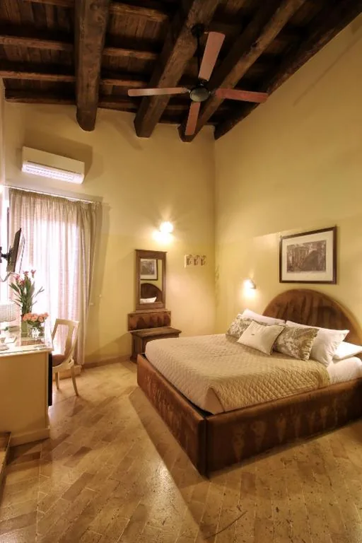 Camera Matrimoniale Deluxe — B&B Al Catillo 1600 – Dimora storica centro Tivoli