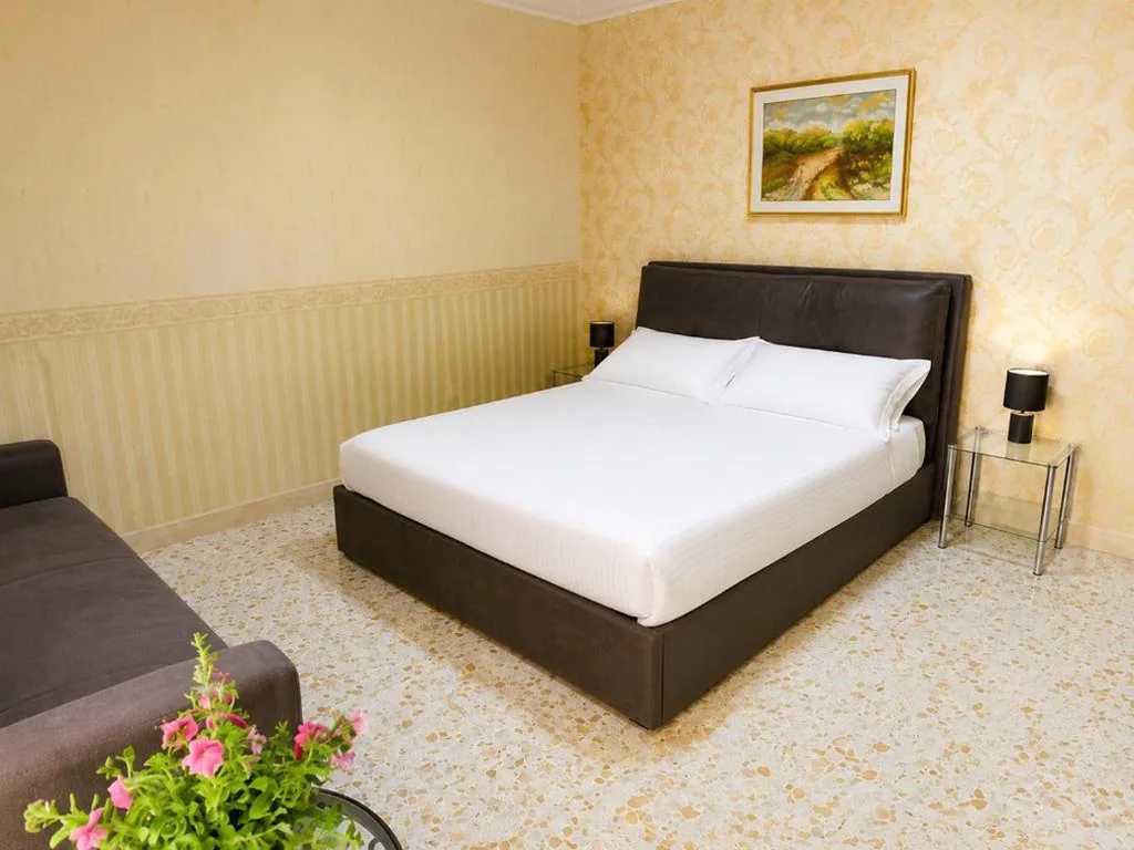 Deluxe Double Room with 1 Extra Bed — B&B Garibaldi