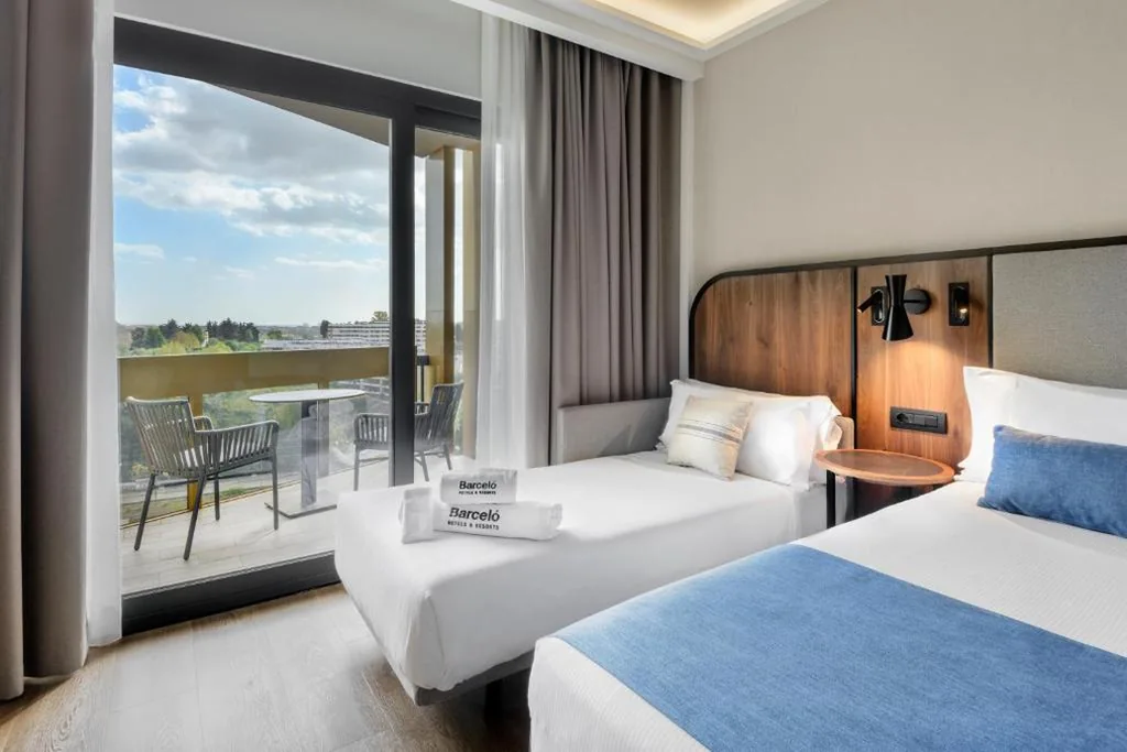 Camera Matrimoniale Deluxe con 1 Letto Supplementare — Barceló Roma