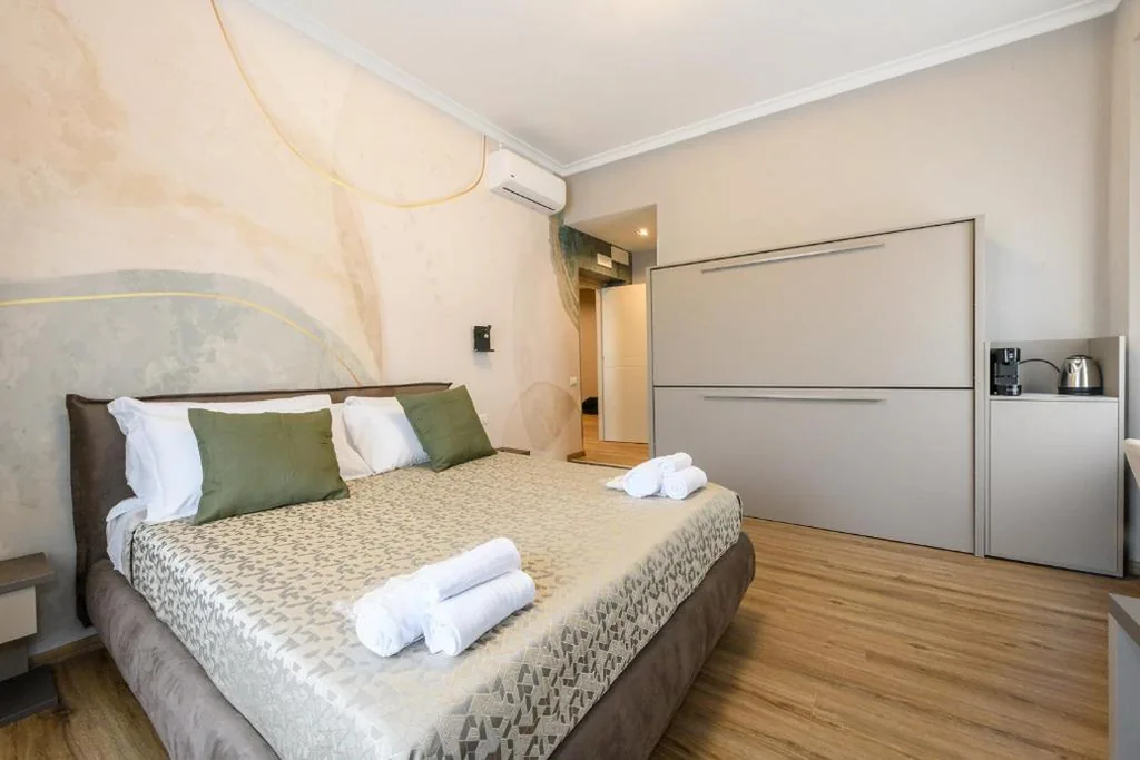 Camera Matrimoniale Deluxe con 1 Letto Supplementare — Castro Pretorio