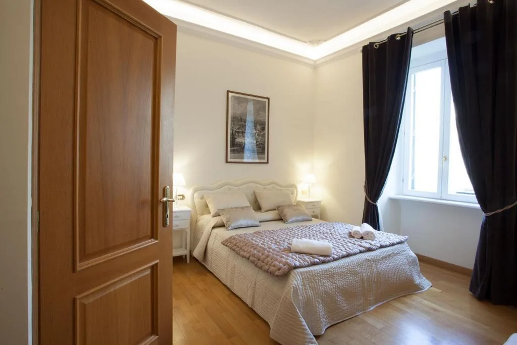 Camera Matrimoniale Deluxe con 1 Letto Supplementare — InnsideRome