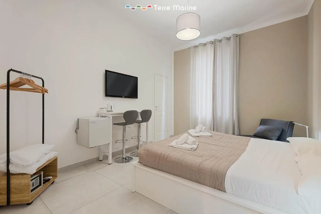 Camera Matrimoniale Deluxe con 1 Letto Supplementare — Italian House Cinque Terre, Terre Marine