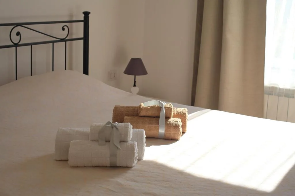 Camera Matrimoniale Deluxe con 1 Letto Supplementare — La Casa del Sole