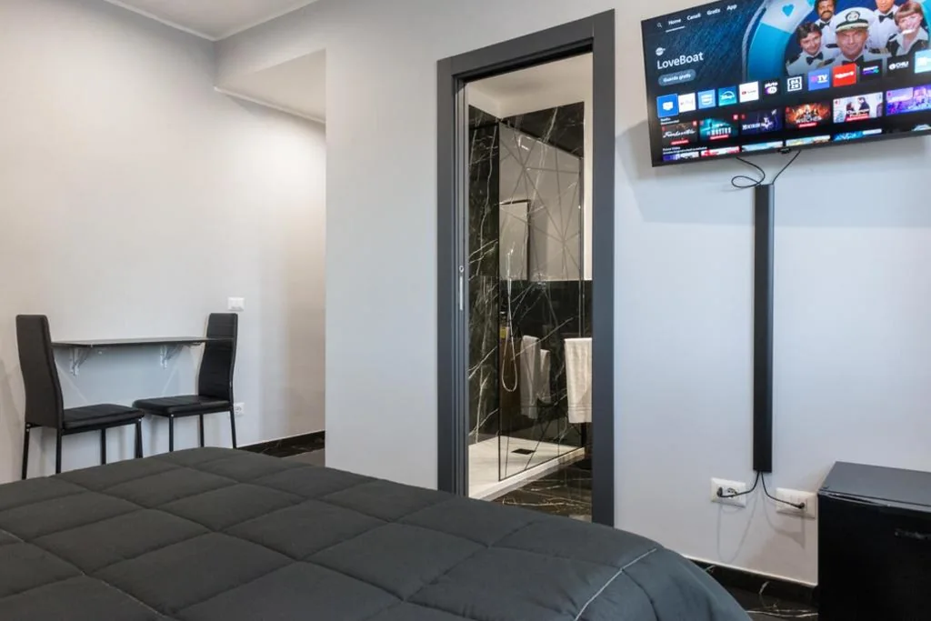 Camera Matrimoniale Deluxe con 1 Letto Supplementare — Magami Station Ciampino
