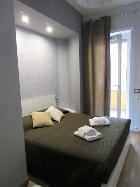 Deluxe Double Room with 1 Extra Bed — Pianeta Roma 127