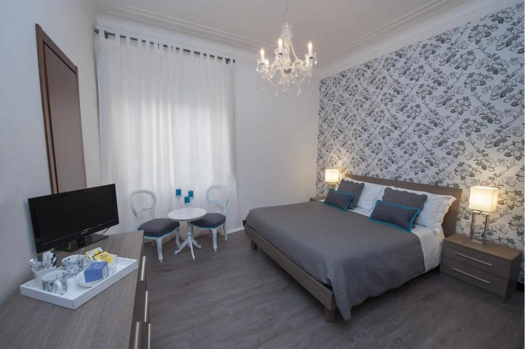 Camera Matrimoniale Deluxe con Bagno Interno Privato — Nobilcasa Suites