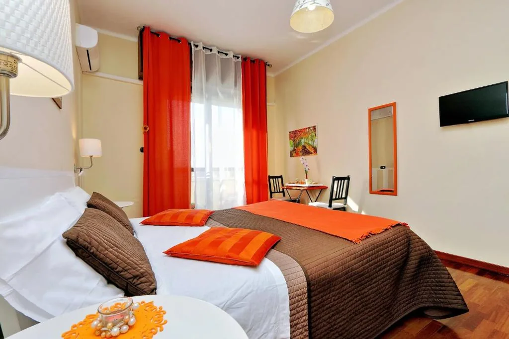 Camera Matrimoniale Deluxe con Bagno Privato — Alloggio Piazza San Giovanni Roma