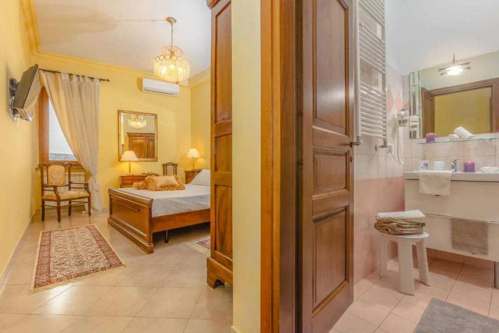 Deluxe Double Room with Private Bathroom — B & B La Fontaine Residenza D’Epoca