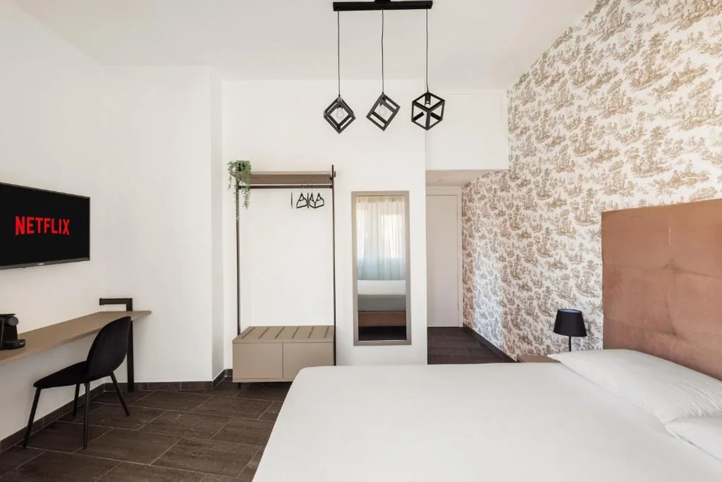 Camera Matrimoniale Deluxe con Balcone — Adelante Rooms San Giovanni