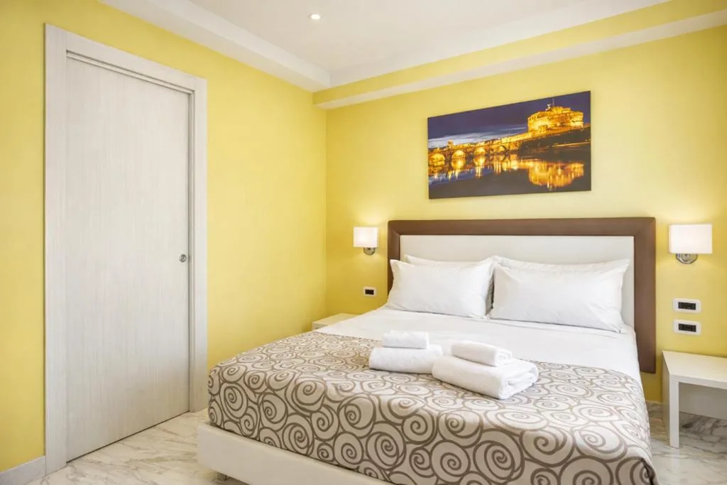 Deluxe Double Room with Balcony — AR ROOMS ROME By RHR