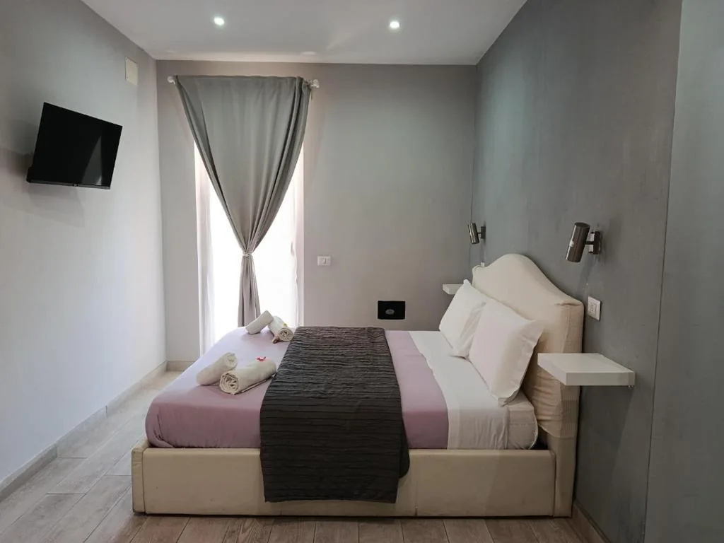 Deluxe Double Room with Balcony — B&B Purple Italy