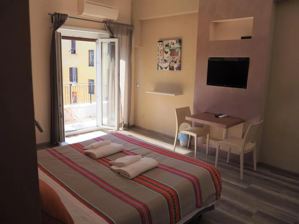 Camera Matrimoniale Deluxe con Balcone — Bed and Breakfast New Morning Holiday
