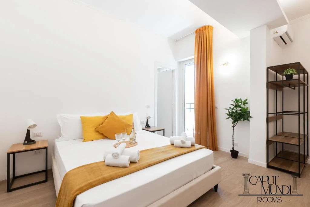 Camera Matrimoniale Deluxe con Balcone — Caput Mundi Rooms – 100mt to Metro A, Terrace, A-C, 15 min to center