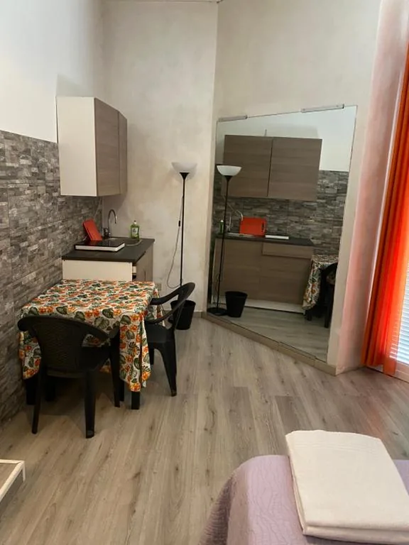 Camera Matrimoniale Deluxe con Balcone — Cavour Guest House
