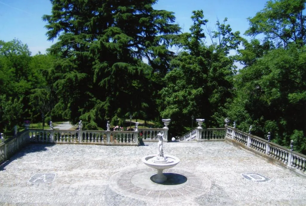 Camera Matrimoniale Deluxe con Balcone — Charme of Villa Capannina