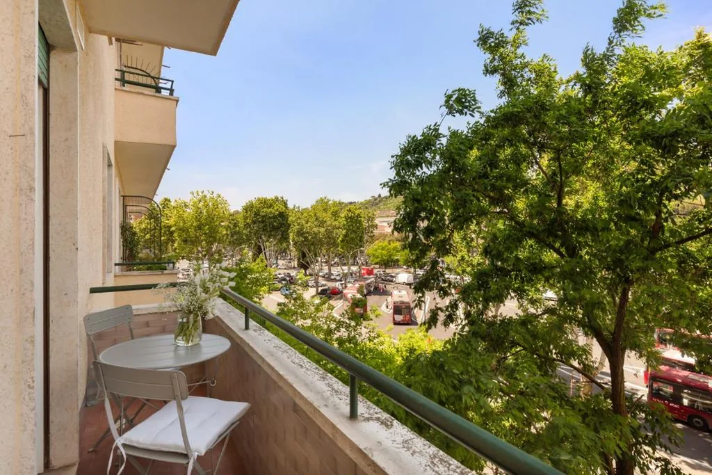 Camera Matrimoniale Deluxe con Balcone — Clodio Welcome – 5 camere arredate con bagno interno – zona comune – condizionatori –