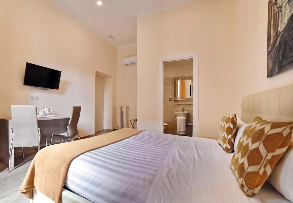 Deluxe Double Room with Balcony — Coladir Guest House