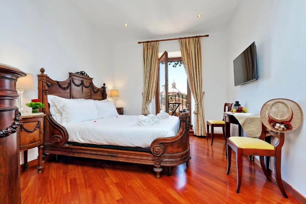 Deluxe Double Room with Balcony and City View — Terrazze Navona