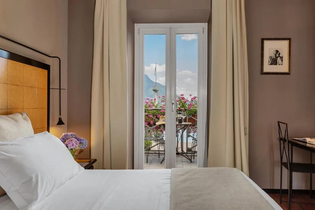 Deluxe Double Room with Balcony and Lake View — Hotel Ancora
