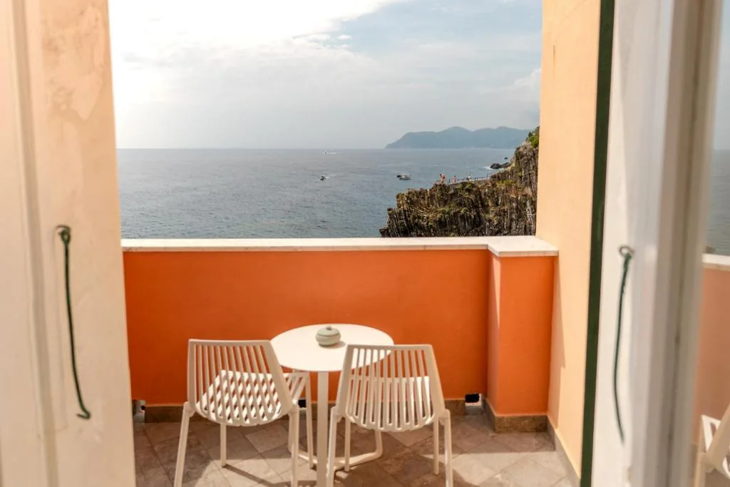 Camera Matrimoniale Deluxe con Balcone e Vista Mare — Ai Pesci Room Rental