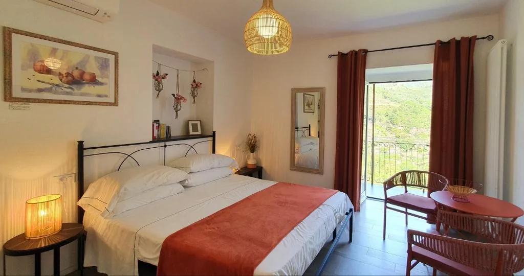 Deluxe Double Room with Balcony and Sea View — Arbanella