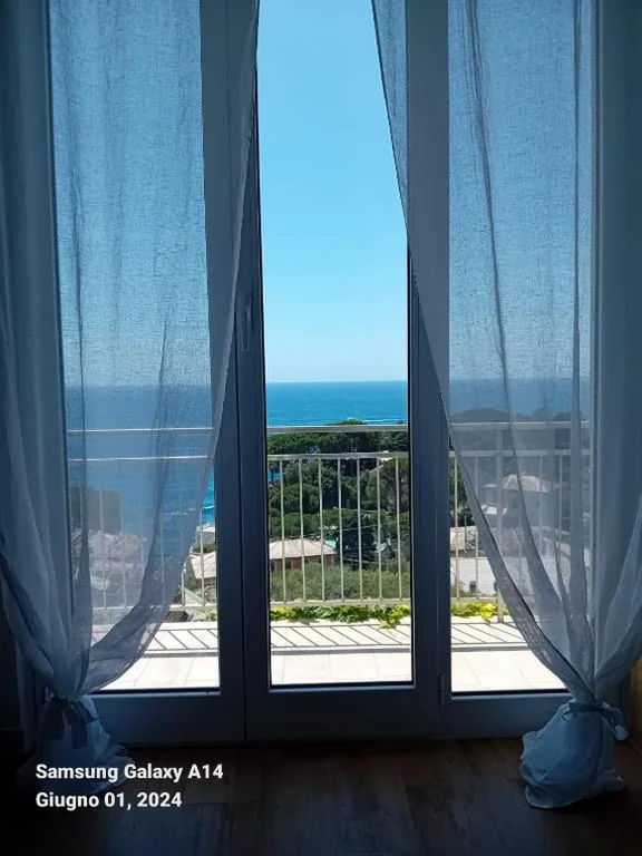 Camera Matrimoniale Deluxe con Balcone e Vista Mare — B&B Villa Shiverty