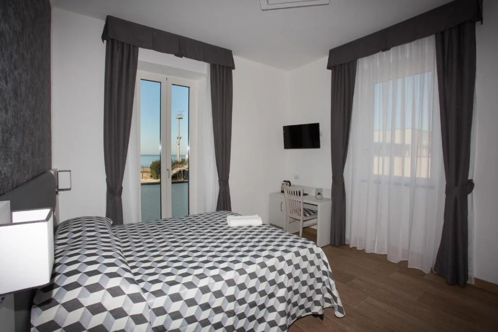 Camera Matrimoniale Deluxe con Balcone e Vista Mare — Guesthouse Porto di Roma