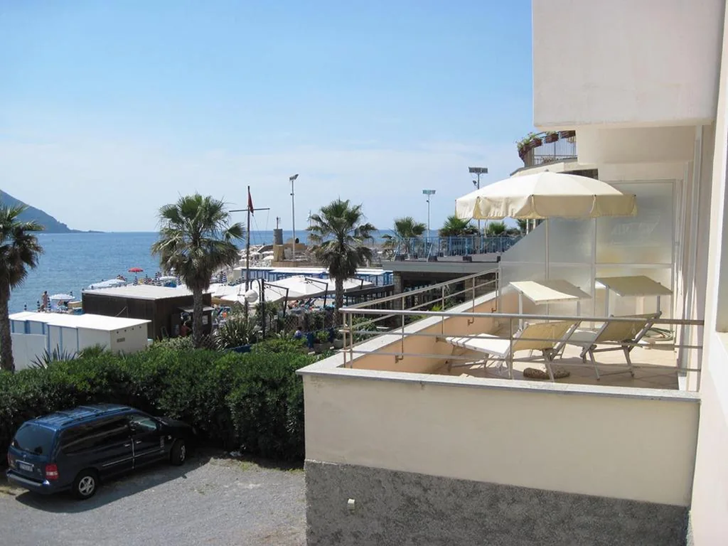 Deluxe Double Room with Balcony and Sea View — Hotel Elena