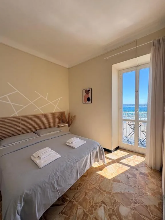 Deluxe Double Room with Balcony and Sea View — Hotel Gandolfo