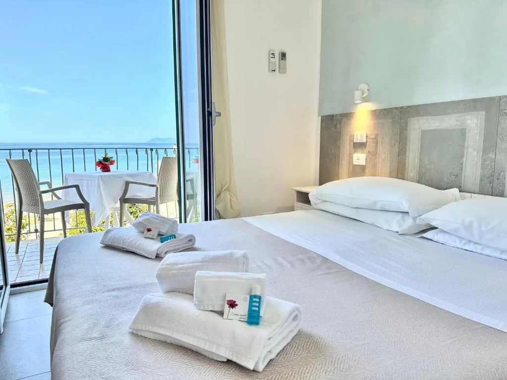 Camera Matrimoniale Deluxe con Balcone e Vista Mare — Hotel Marconi