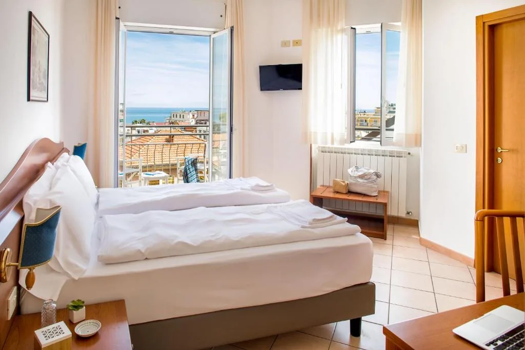 Camera Matrimoniale Deluxe con Balcone e Vista Mare — Hotel Tritone