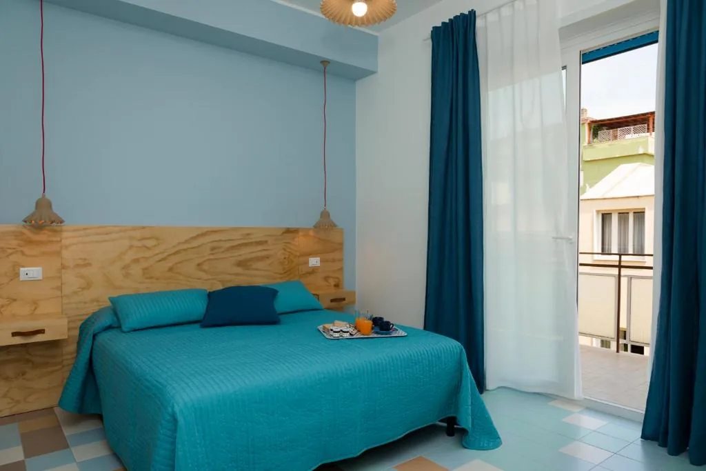 Camera Matrimoniale Deluxe con Balcone e Vista Mare — Il Grande Blu