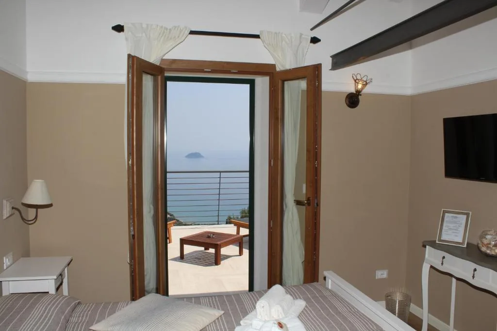 Camera Matrimoniale Deluxe con Balcone e Vista Mare — IL NIDO RIFATTO