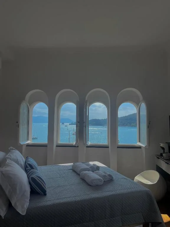 Camera Matrimoniale Deluxe con Balcone e Vista Mare — Le Finestre Veneris