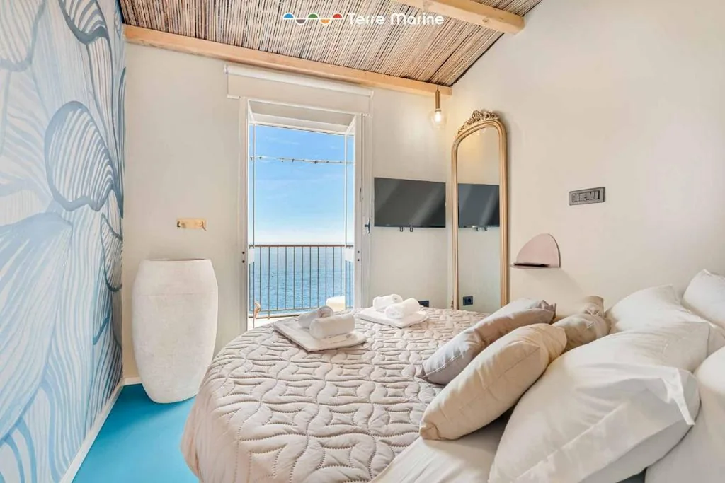 Deluxe Double Room with Balcony and Sea View — Nidoo TerreMarine