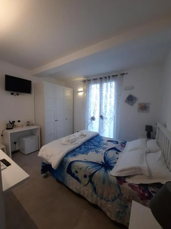 Camera Matrimoniale Deluxe con Balcone e Vista Mare — Olimpo Affittacamere