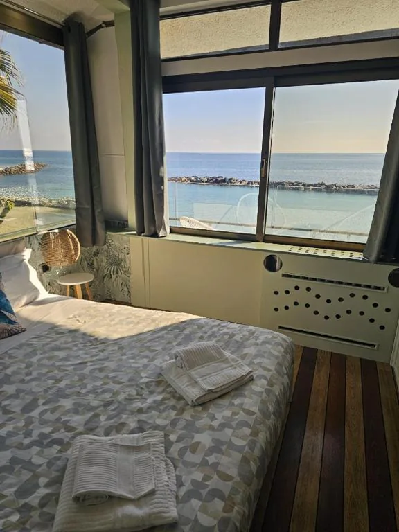 Camera Matrimoniale Deluxe con Balcone e Vista Mare — VILLA RITA SEA FRONT VIEW SANREMO – Parcheggio gratuito in struttura