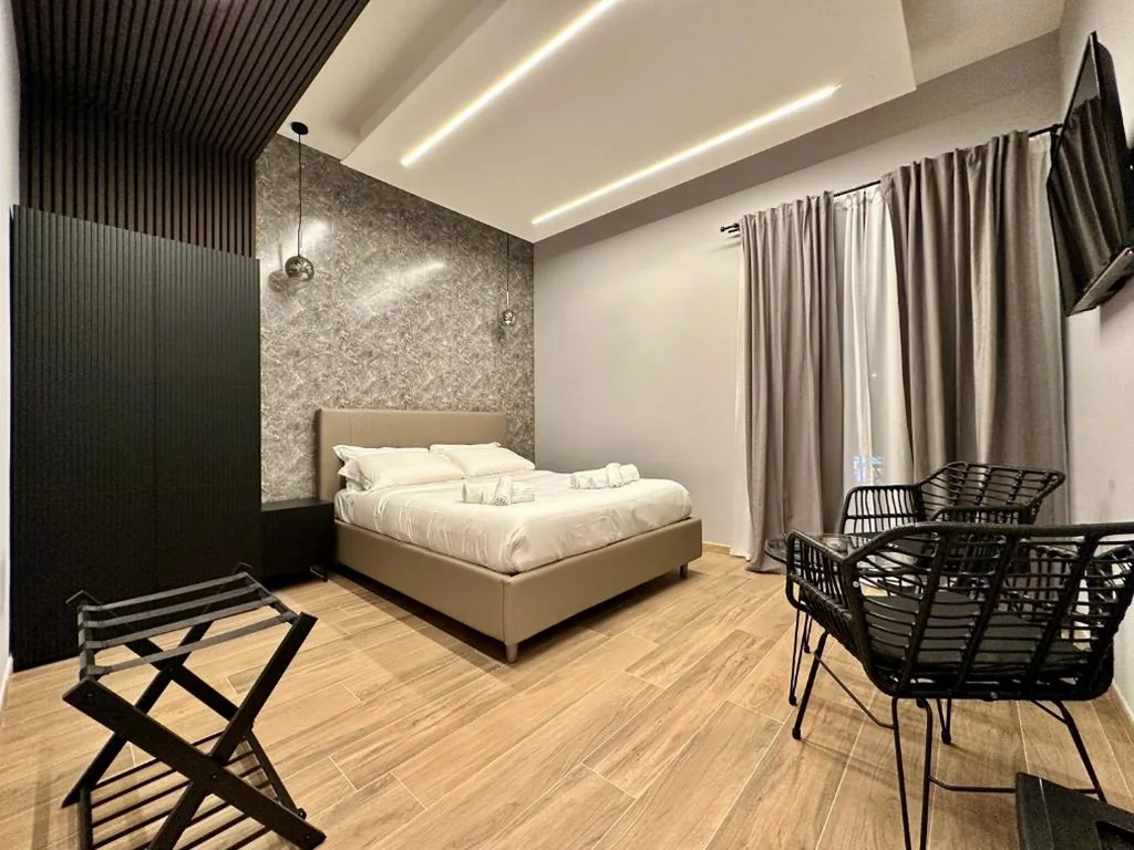 Deluxe Double Room with Balcony — Eterna Suites Roma