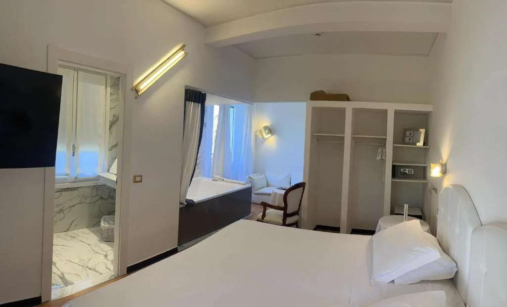 Camera Matrimoniale Deluxe con Balcone — Eveline 2 – Piscina Privata o Jacuzzi
