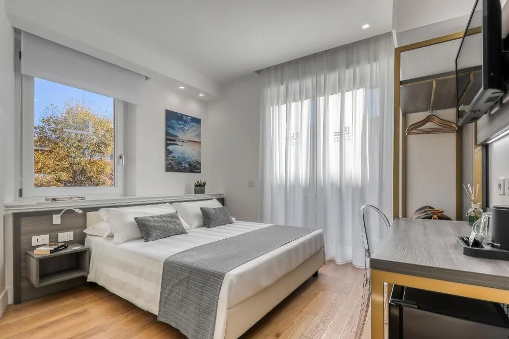 Deluxe Double Room with Balcony — Gallery Suite