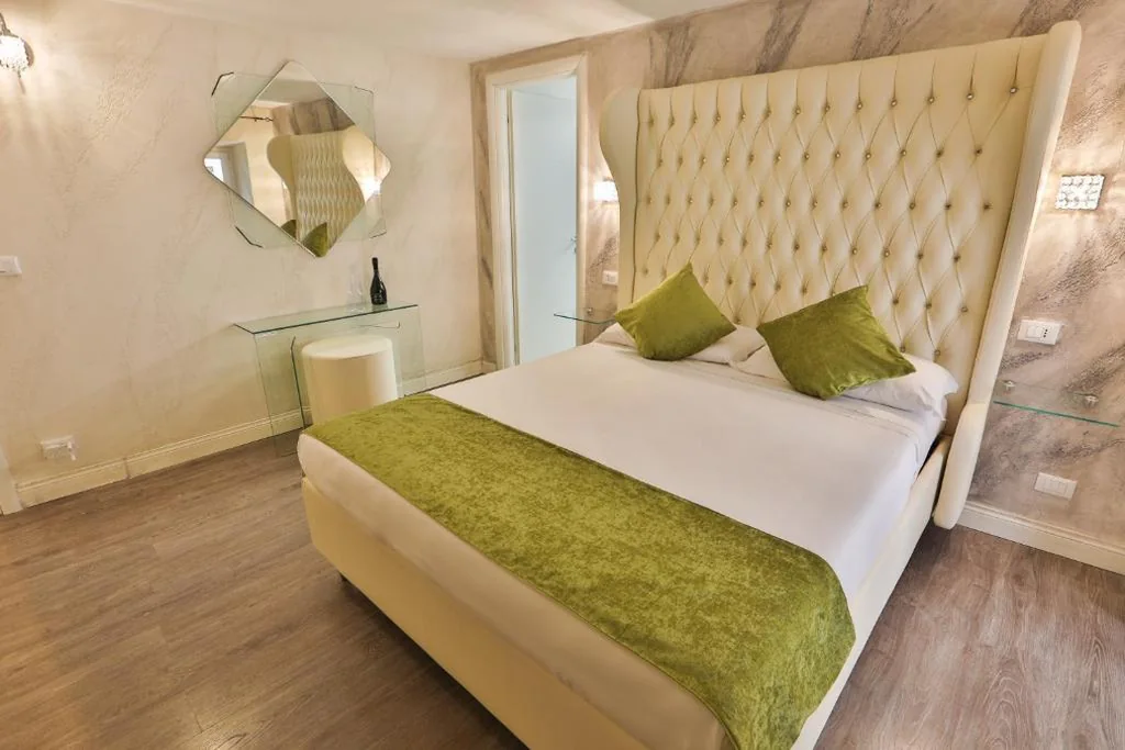 Camera Matrimoniale Deluxe con Balcone — Grottini Luxury Suites ~ Pantheon