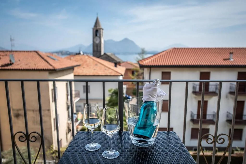 Camera Matrimoniale Deluxe con Balcone — Hotel Rosa