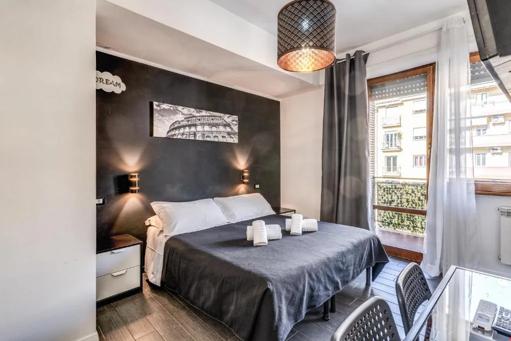 Camera Matrimoniale Deluxe con Balcone — Radio Hotel