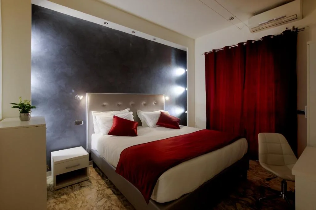 Camera Matrimoniale Deluxe con Balcone — Rome By Suite Vatican
